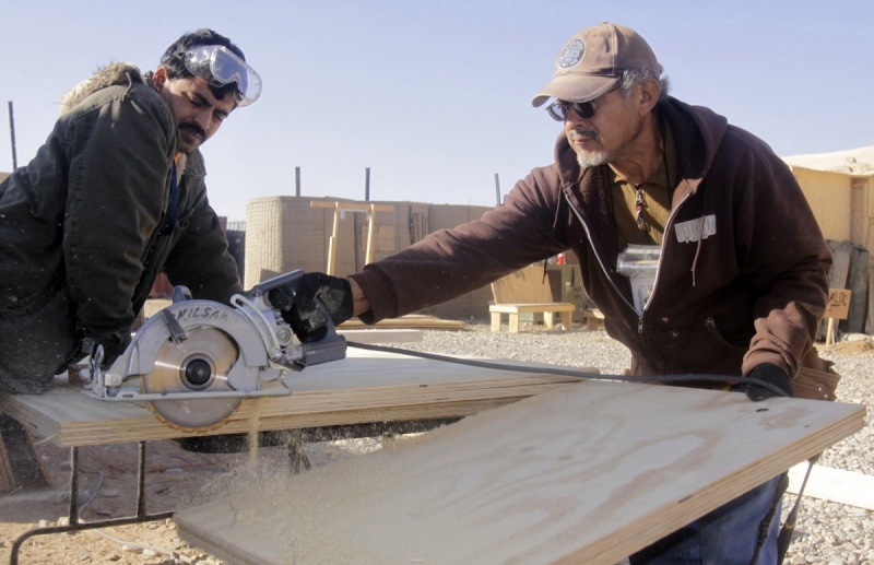 charpentier-LUCERAM-min_men_working_construction_sawing_wood_building_marines_workers_equipment-1064481
