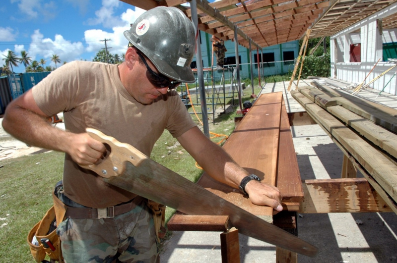 charpentier-LUCERAM-min_worker_construction_building_carpenter_male_job_build_helmet-893290